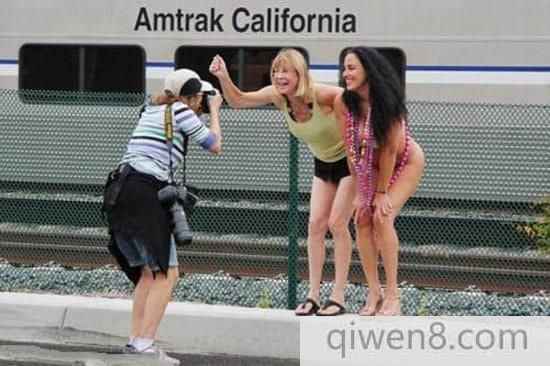 加州疯狂“露臀节”：男女老少对火车齐脱裤