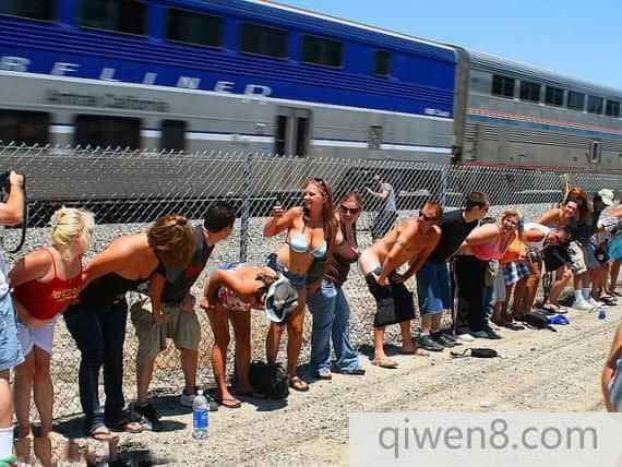 加州疯狂＂露臀节＂:男女老少对火车齐脱裤