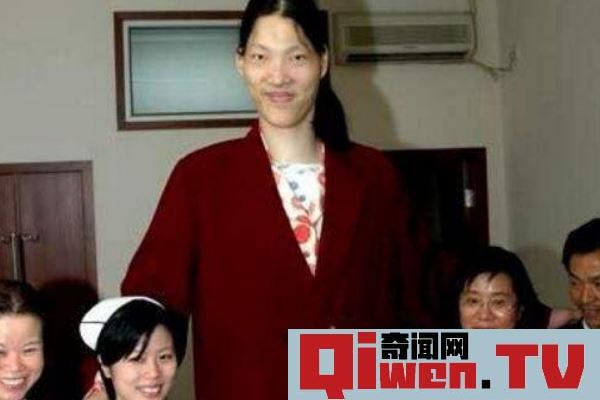 世界最高的女人姚德芬 一顿能吃6碗炒面 身高达2.33米
